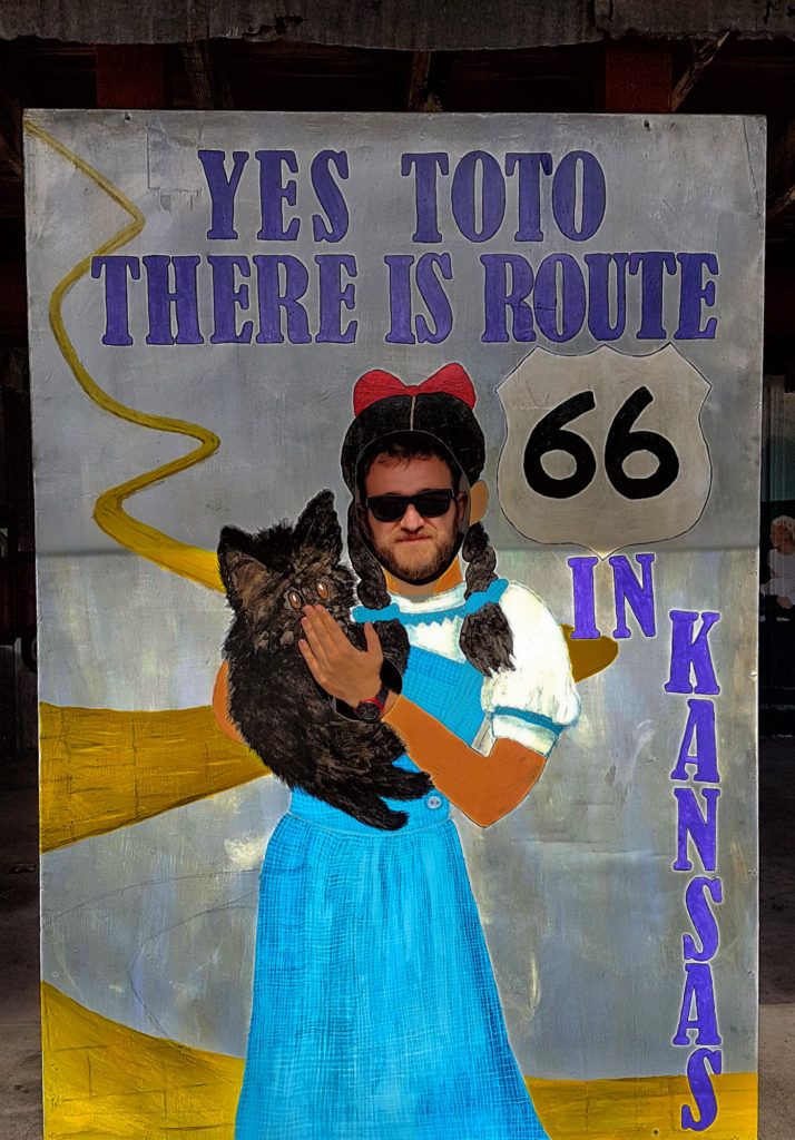 Etapa 4 de la Ruta 66: Divertidos carteles sobre Kansas