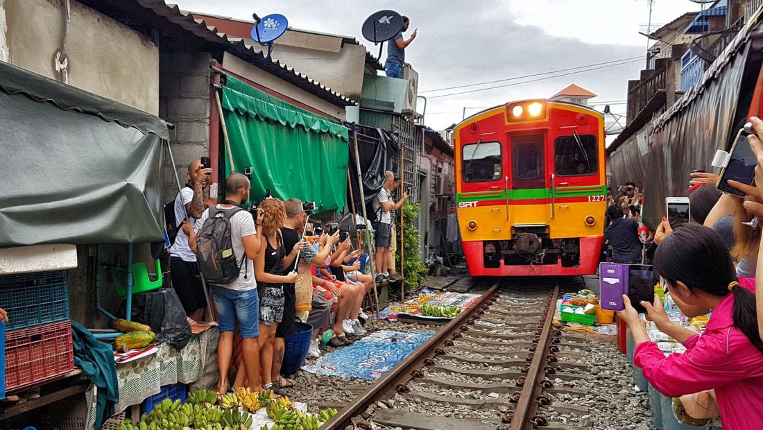 ▷ Mercado sobre las vías del tren de Mae Klong (Bangkok): cómo llegar + horarios + vídeo