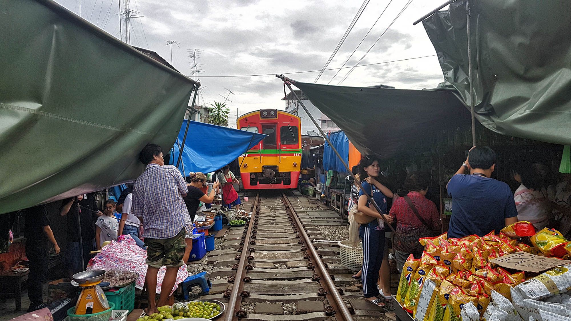 Mercado Sobre Las Vías Del Tren CÓmo Llegar Horarios VÍdeo 8572