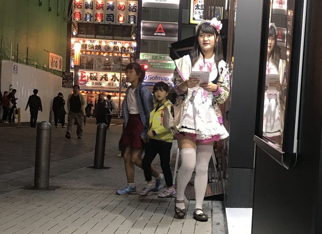 Qué ver y hacer en Akihabara: Relaciones públicas de un Maid Cafe