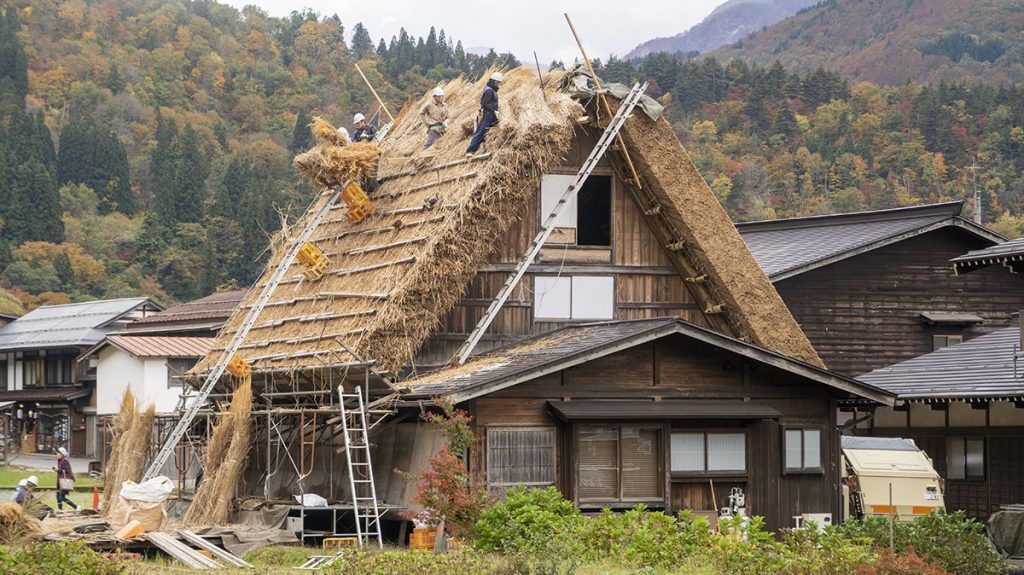 Qué ver en Shirakawago: casa tradicional en construcción