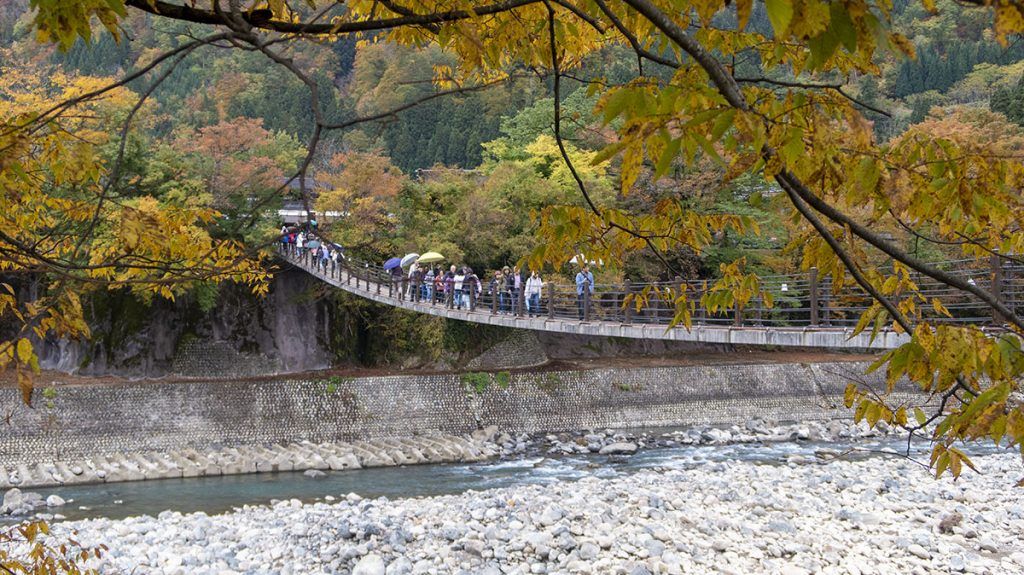 Qué ver en Shirakawago: puente colgante