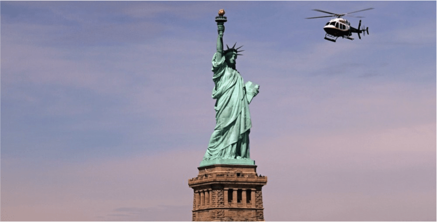 Vuelo en helicóptero por Nueva York: Helicóptero sobrevolando la Estatua de la Libertad