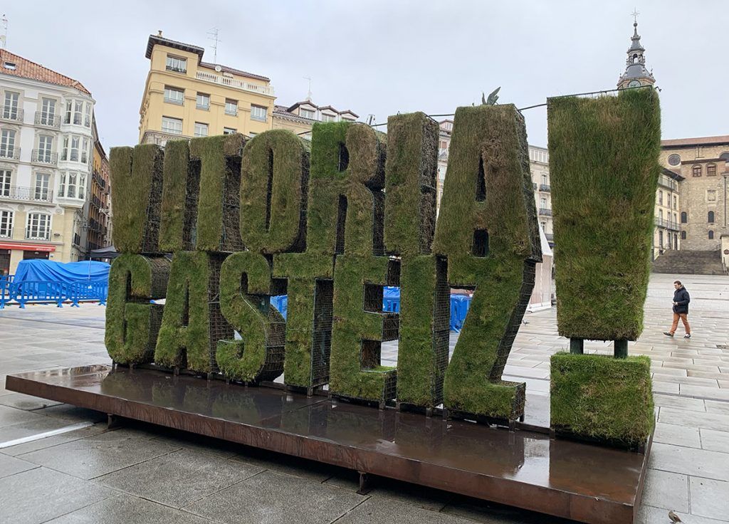 Qué ver en Vitoria: cartel de Vitoria en la Plaza de la Virgen Blanca