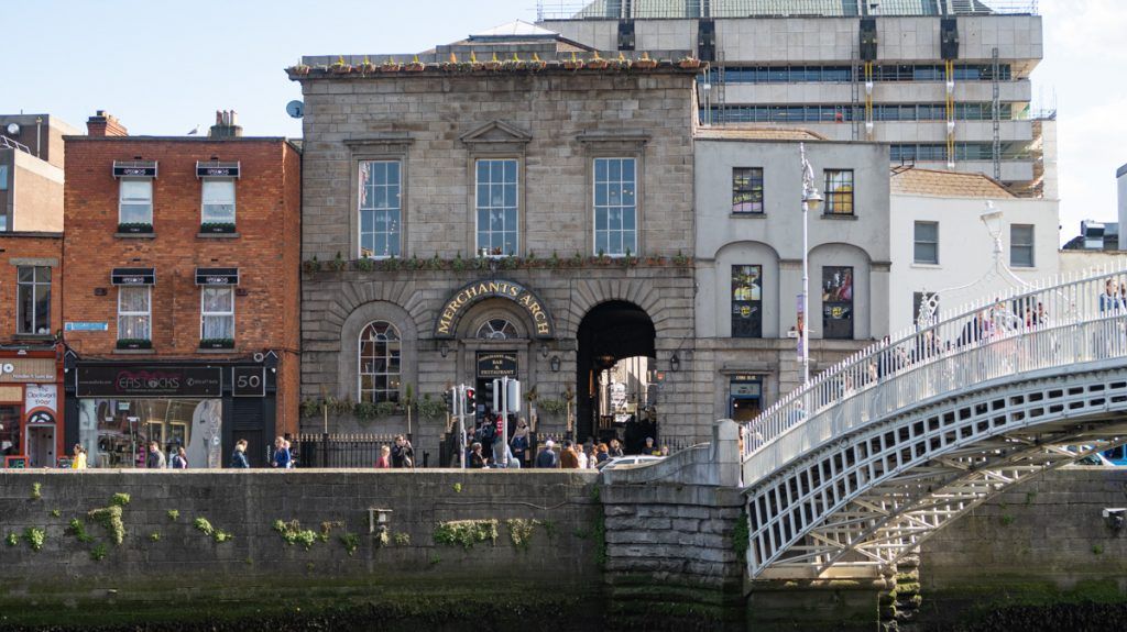Qué ver en Dublín: Merchants Arch y Ha'penny Bridge