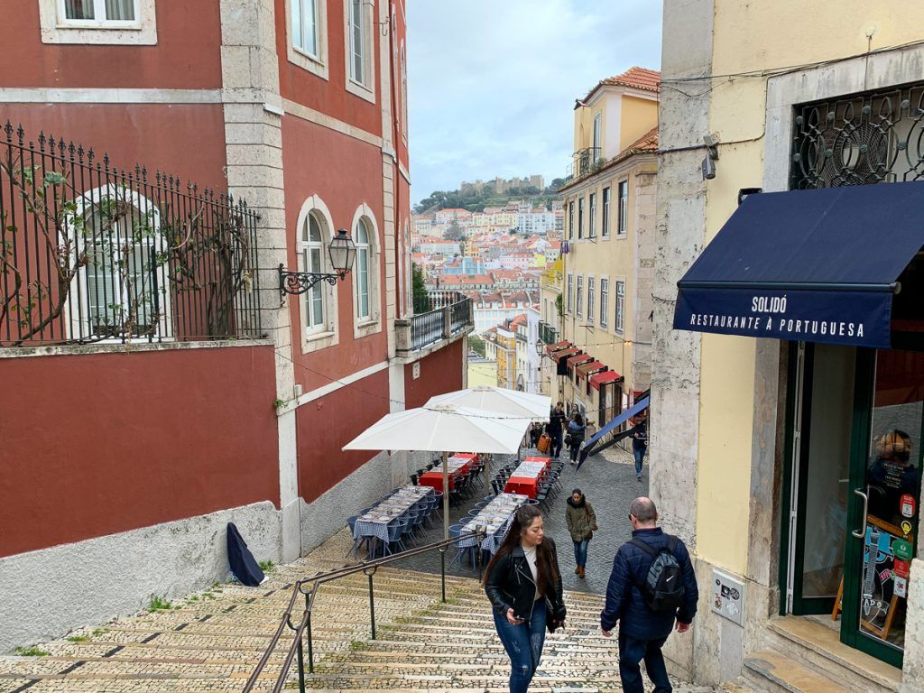 Transporte en Lisboa: escaleras en el Barrio Alto