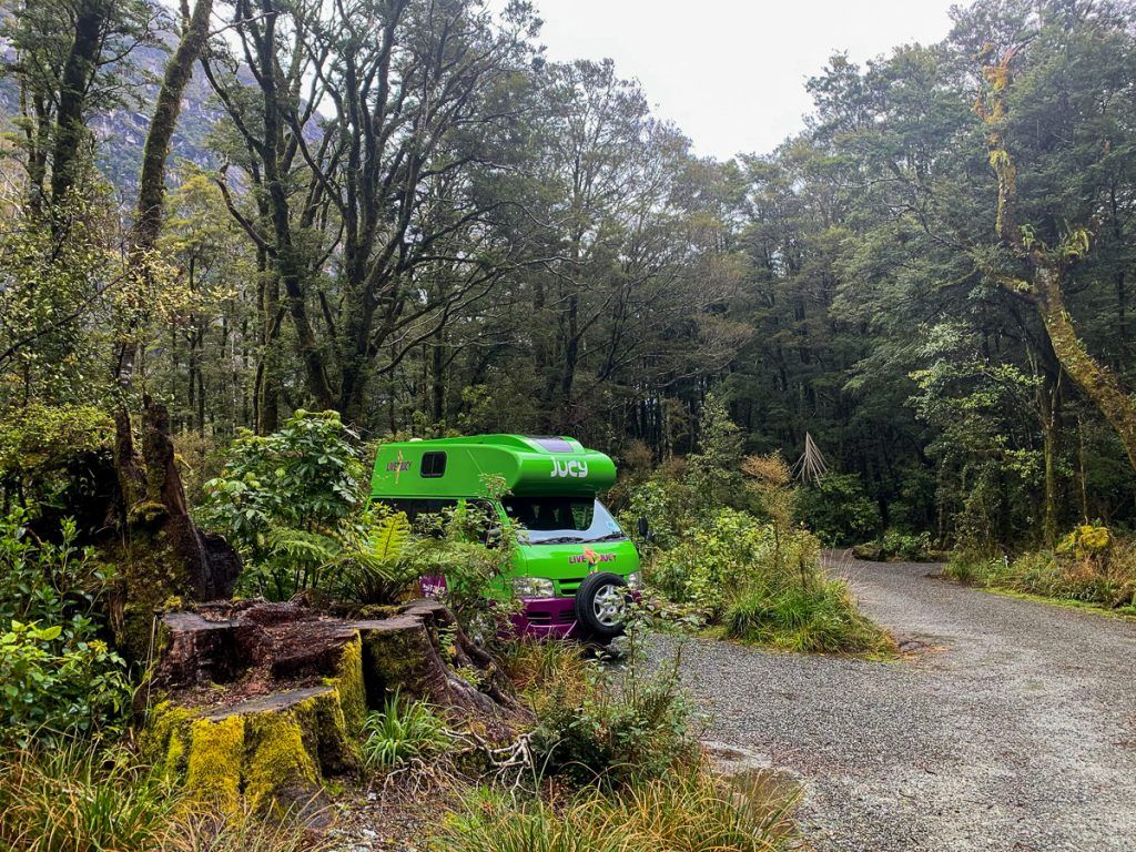 Milford Sound Lodge - alquilar una camper en Nueva Zelanda: nuestra Jucy Chaser - cuánto cuesta un viaje a Nueva Zelanda