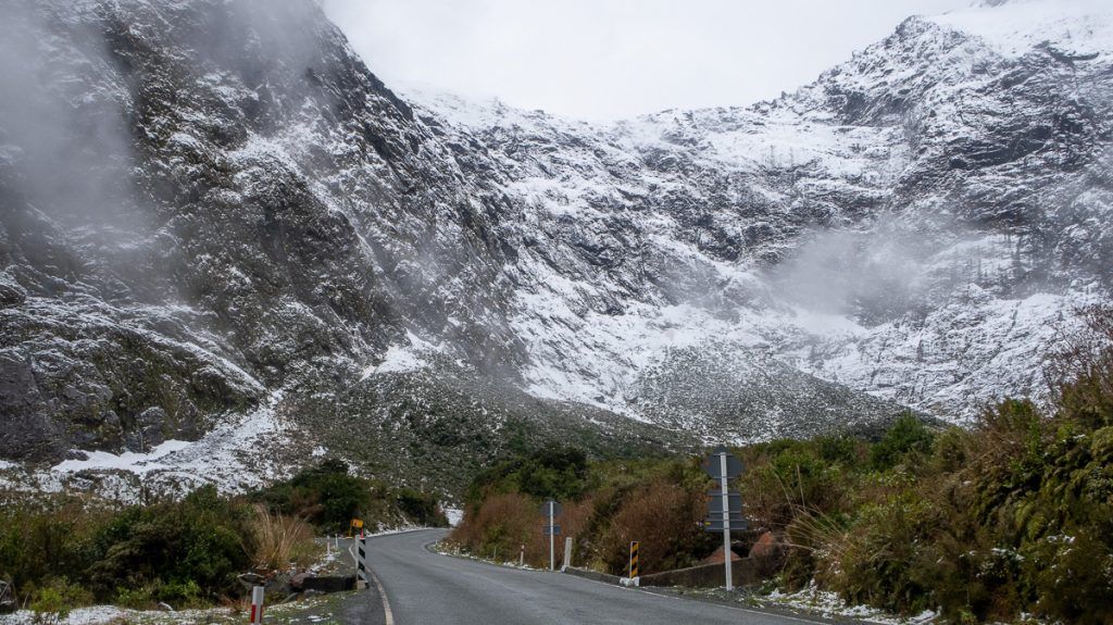 Etapa 10 por NZ desde Milford Sound a Slope Point: carretera hacia Te Anau nevada