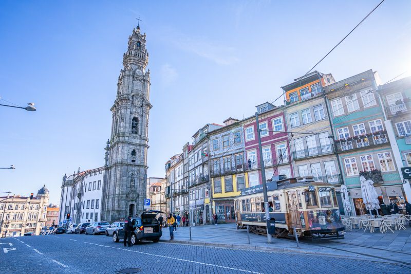 Qué ver en Oporto: torre dos Clérigos - imprescindibles en Oporto - barrios de oporto - Porto Card, ¿qué incluye? ¿merece realmente la pena?