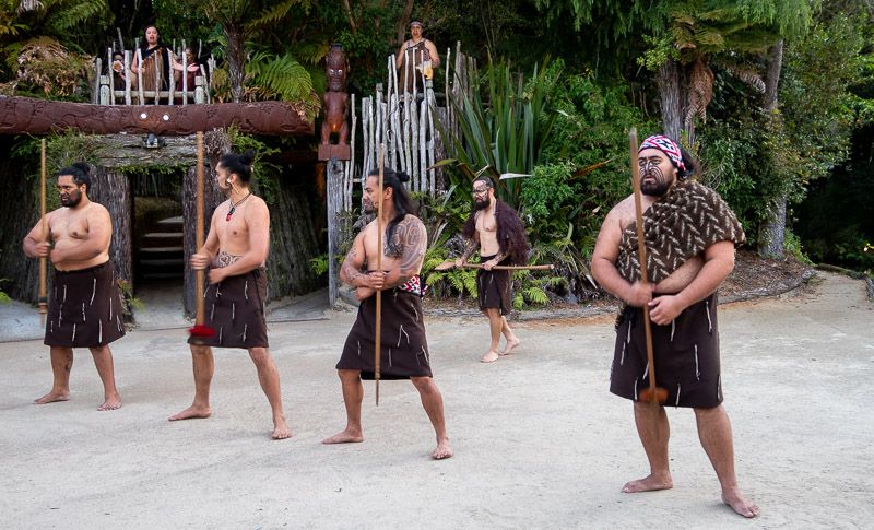 Visitar un poblado maorí en Nueva Zelanda: el ritual de bienvenida - Qué hacer en Rotorua: Tamaki Maori Village