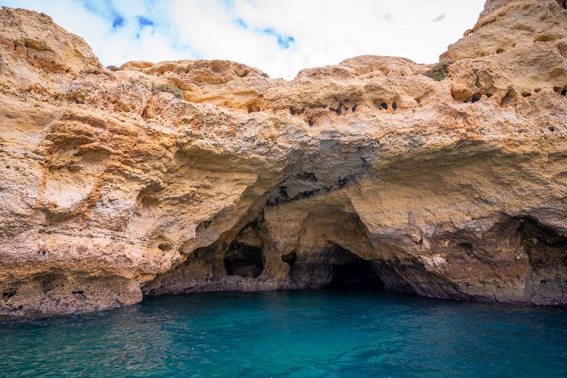 Paseo en barco por las cuevas de Benagil: durante el paseo se visitan un montón de cuevas