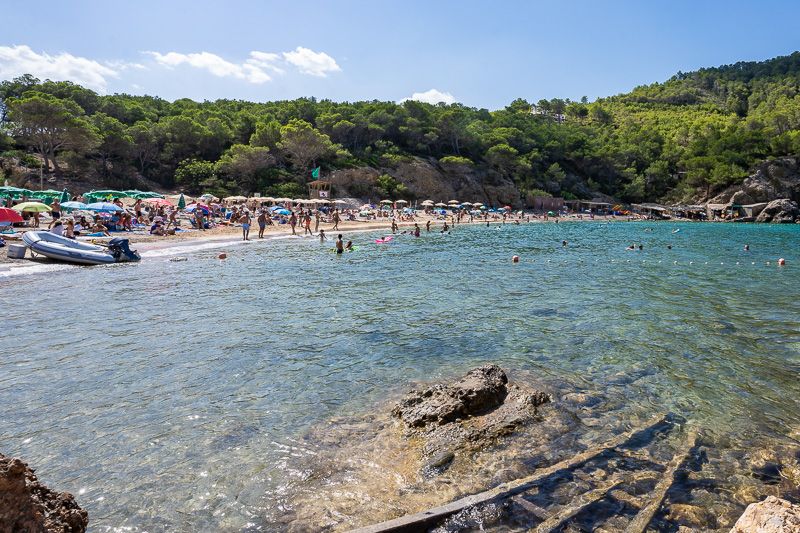 Qué ver en Ibiza: Cala Benirrás
