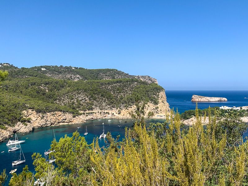 Qué ver en Ibiza: carretera de camino a cala Benirrás