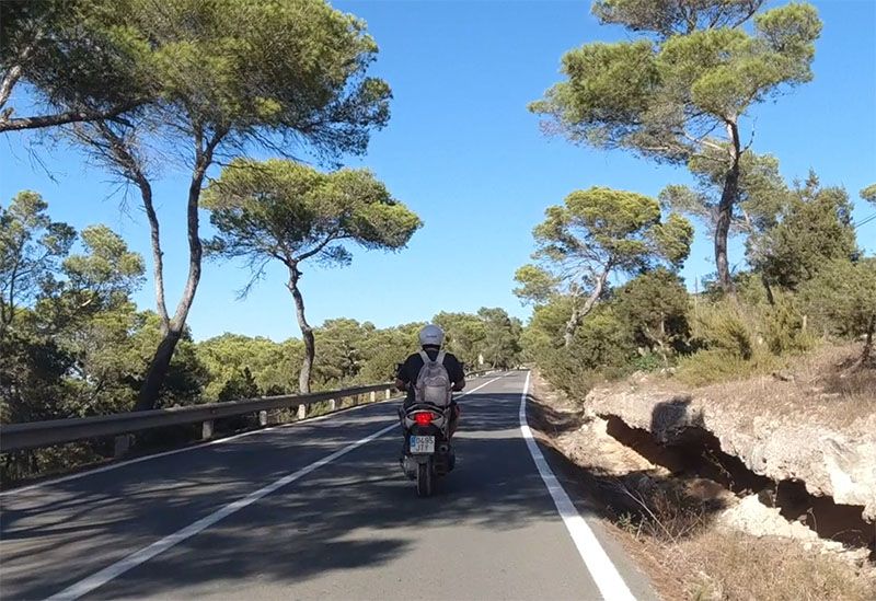 Cómo moverse por Formentera: la moto nos parece la mejor opción