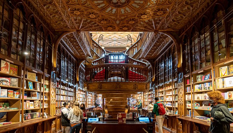 Visitar la librería Lello en Oporto: el interior es impresionante