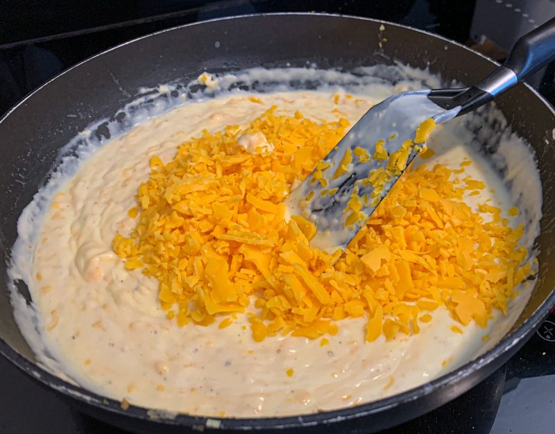 Receta de Mac and Cheese: hacer la bechamel con el queso quizá sea la parte más complicada de la receta...