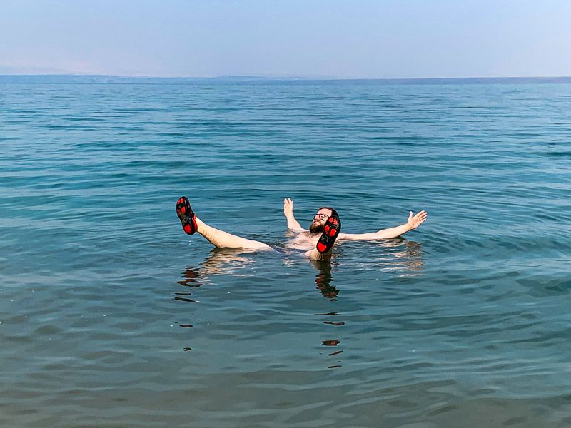Qué ver y hacer en la carretera del Mar Muerto: flotar en el Mar Muerto