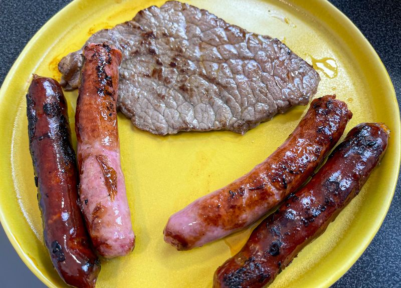 Receta de francesinha: hay que freír todas las carnes antes de meterlas en el sandwich