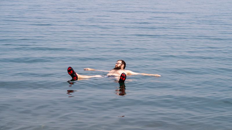 Bañarse en el Mar Muerto en Jordania: playa de hotel Kempinski