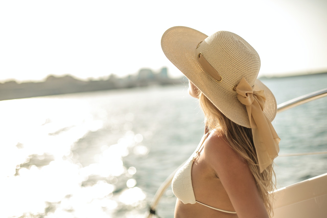 Descubre los secretos mejor guardados de Alicante alquilando un barco este verano