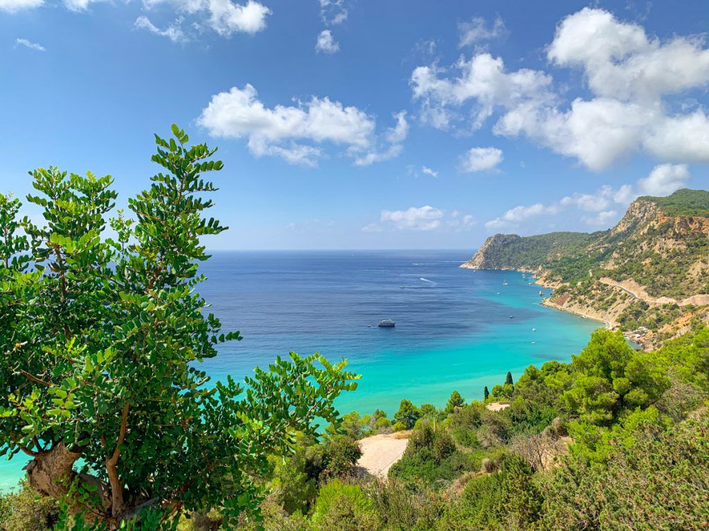 9 lugares imprescindibles en Ibiza que no te puedes perder por nada del mundo - destinos baratos en semana santa desde España