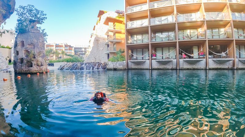 Guía del hotel Xcaret México: nado en el río - Xcaret Mexico hotel guide: swim in the river