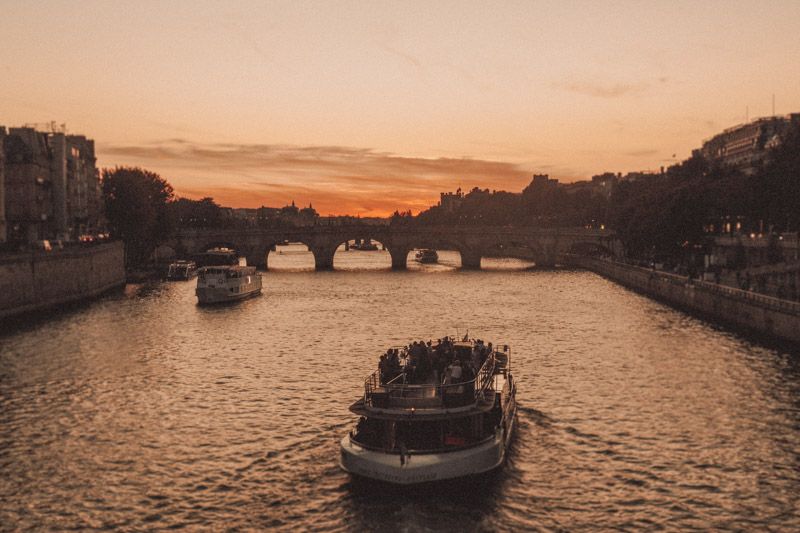 Paseo en barco por el Sena en París: qué empresa elegir, precios e info útil