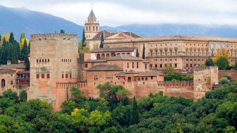 Visitar la Alhambra de Granada: ¿visita guiada o por libre?