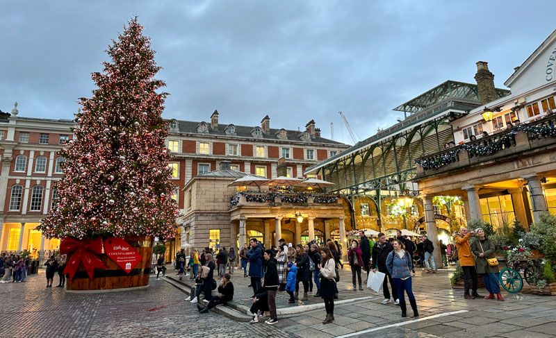Londres en Navidad: árbol de Navidad en Covent Garden