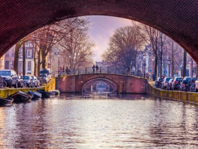 Paseo en barco por los canales de Amsterdam: qué empresa elegir, precios e info útil