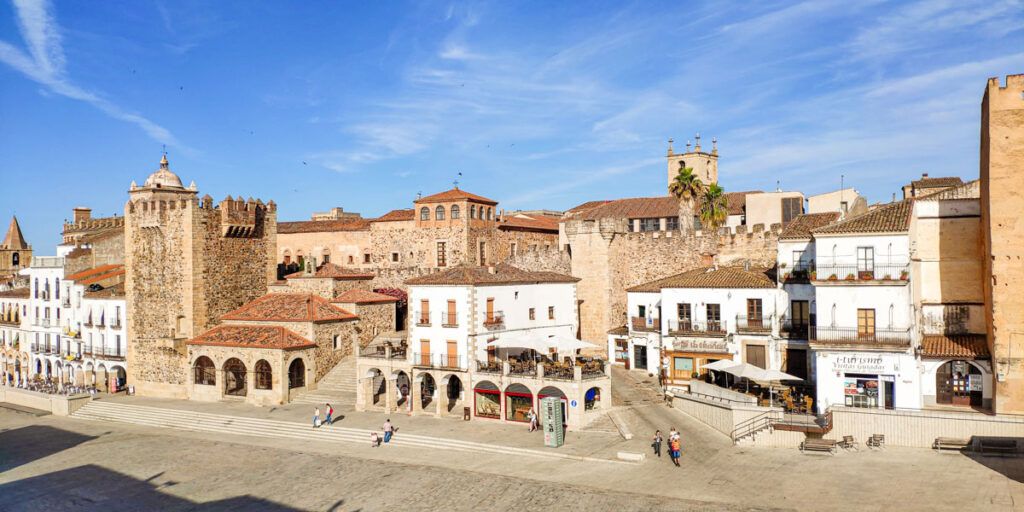 Los 4 MEJORES free tours por Cáceres gratis y en español