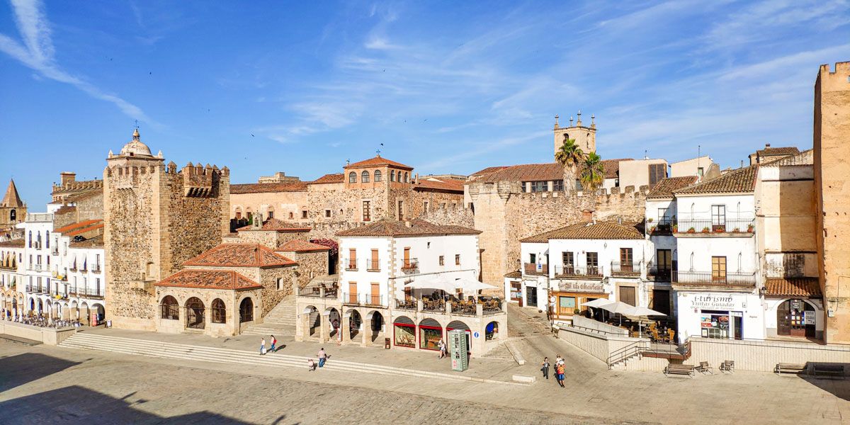Los 4 MEJORES free tours por Cáceres gratis y en español
