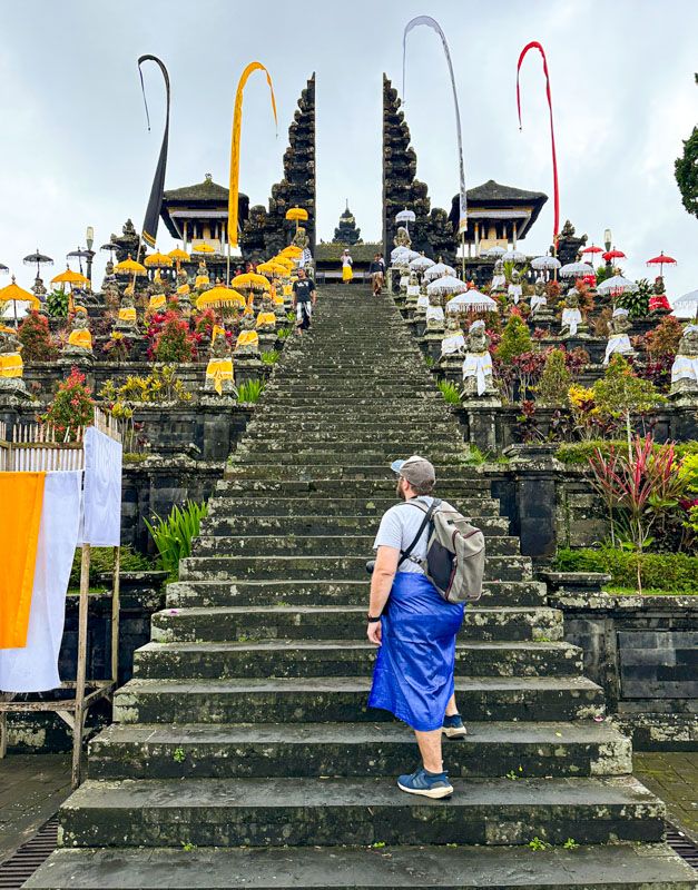 Consejos para viajar a Bali: vas a necesitar un sarong para visitar los templos