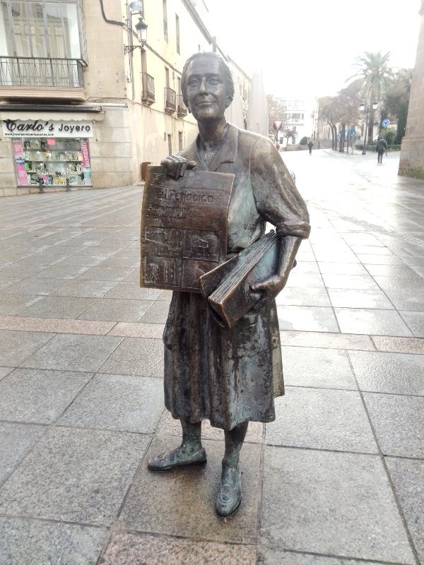 Qué ver en Cáceres ciudad: La Mujer del Periódico