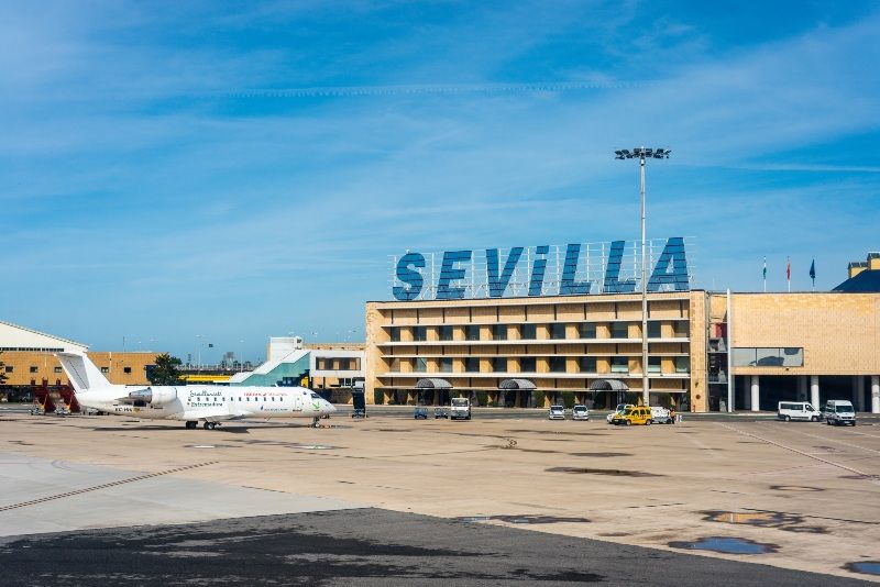 Cómo ir del aeropuerto de Sevilla al centro: mejores opciones