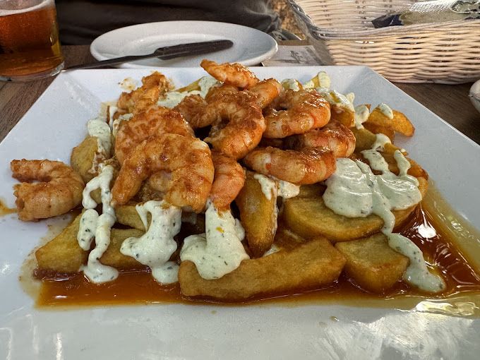 Dónde comer en Sevilla: papas bravas con gambas en Taberna La Plazuela