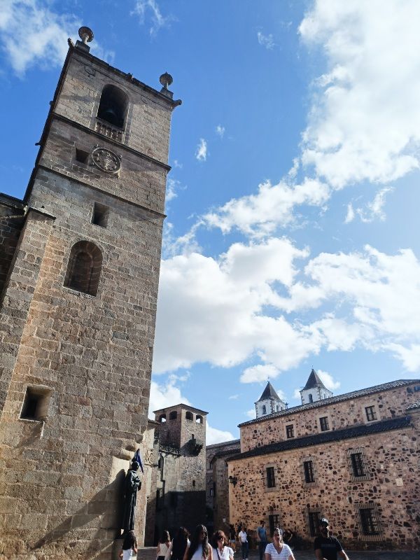 Cosas curiosas que ver en Cáceres: la estatua de San Pedro