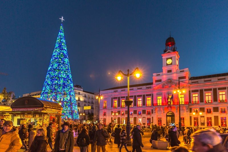 Qué ver en Madrid en Navidad: árbol navideño en Puerta del Sol