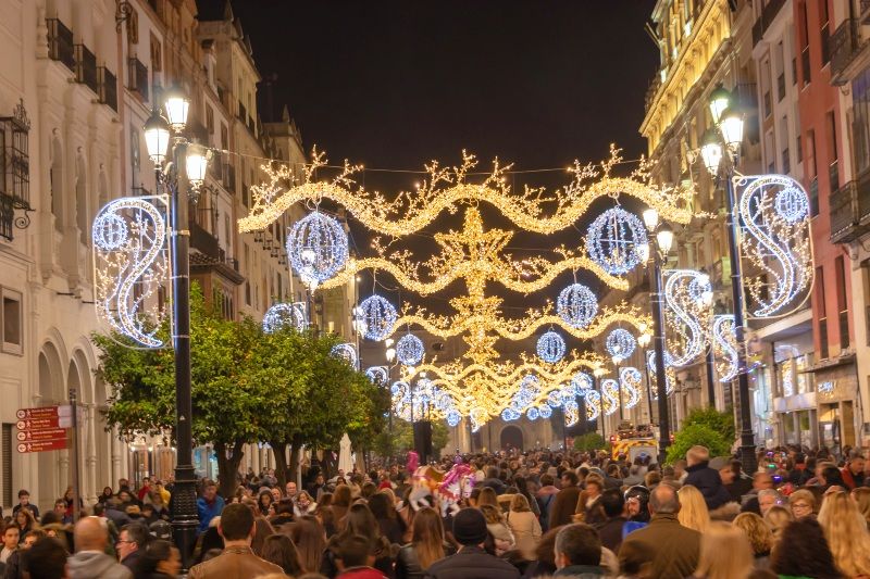 Sevilla en Navidad: alumbrado en la Avenida de la Constitución