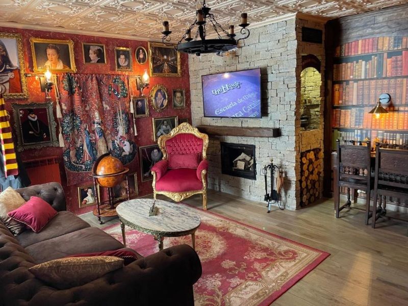 Hotel de Harry Potter en España: la sala de estar al estilo Gryffindor