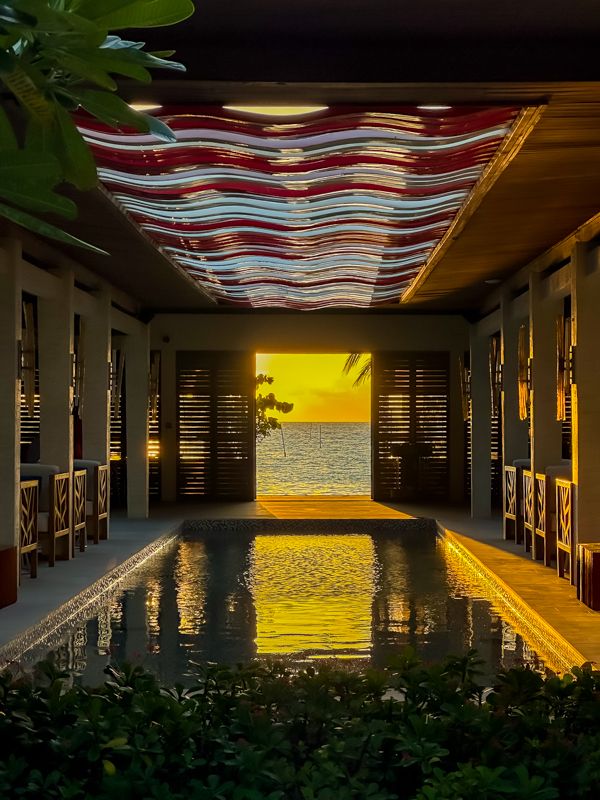 Hotel OZEN Life Maadhoo en Maldivas: atardecer desde la recepción