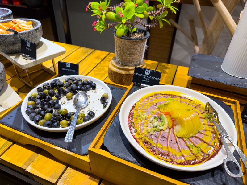 Hotel OZEN Life Maadhoo: buffet en The Palms