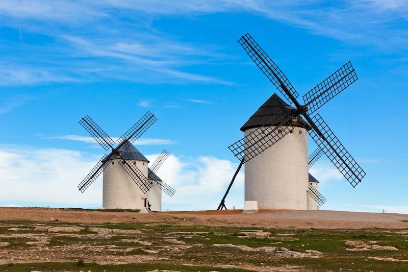 Los molinos de viento contra los que peleaba Don Quijote están en uno de los pueblos más bonitos de Castilla-La Mancha: Campo de Criptana