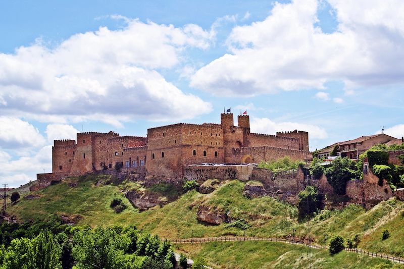 El majestuoso castillo de Sigüenza lo convierte en uno de los pueblos más bonitos de Castilla-La Mancha
