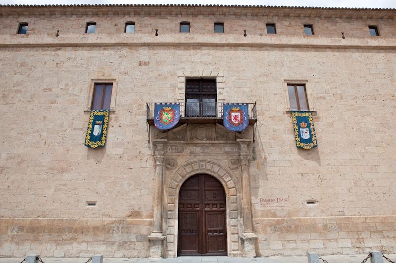Fachada principal del Palacio Ducal de Pastrana, uno de los pueblos más bonitos de Castilla-La Mancha