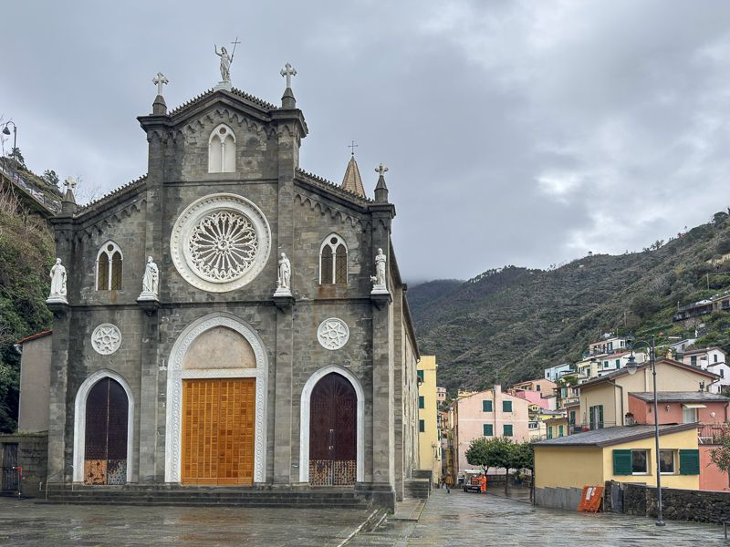 Qué ver en Cinque Terre: iglesia de San Juan Bautista en Riomaggiore