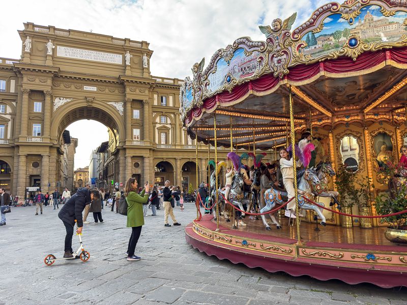 Qué ver en Florencia con niños: tiovivo de Piazza della Repubblica