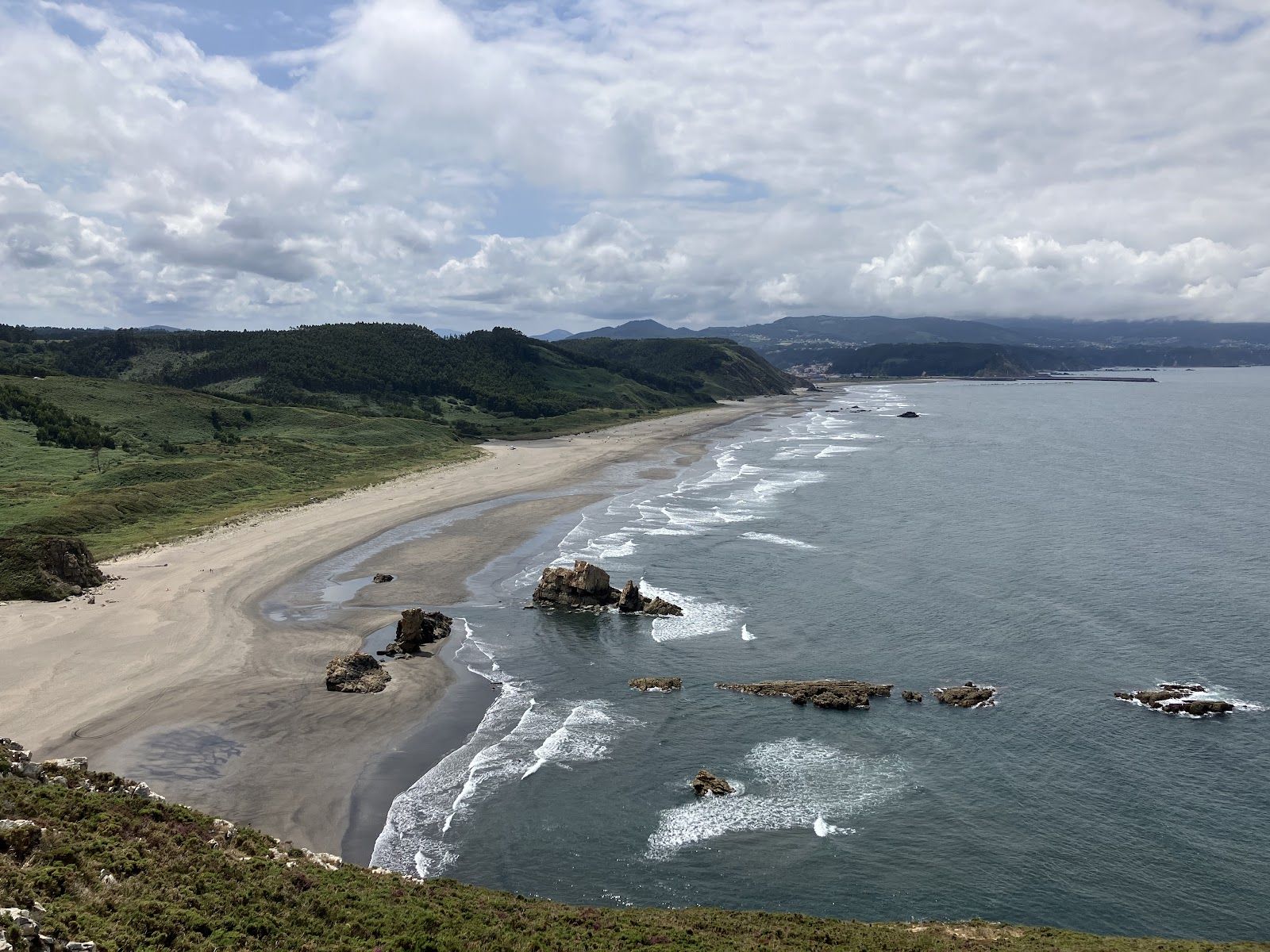 Playón de Bayas o playa El Sablón: una playa para perros en Asturias de arena fina