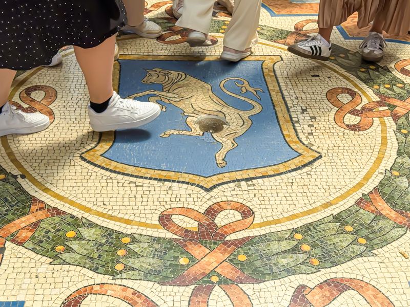 Qué ver en Milán: Mosaico del toro en la Galería Vittorio Emanuele II