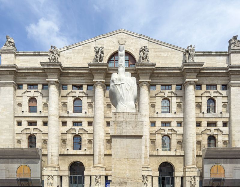 Qué ver en Milán en un día gratis: estatua del dedo en la Piazza degli Affari